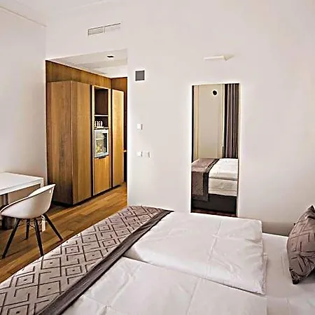 Hotell Golden Crown