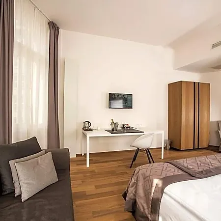 Hotell Golden Crown 4*