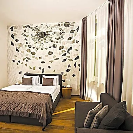 Golden Crown Hotell