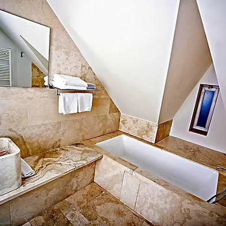 Golden Crown Hotell