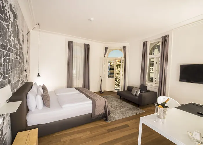 Hotel Golden Crown